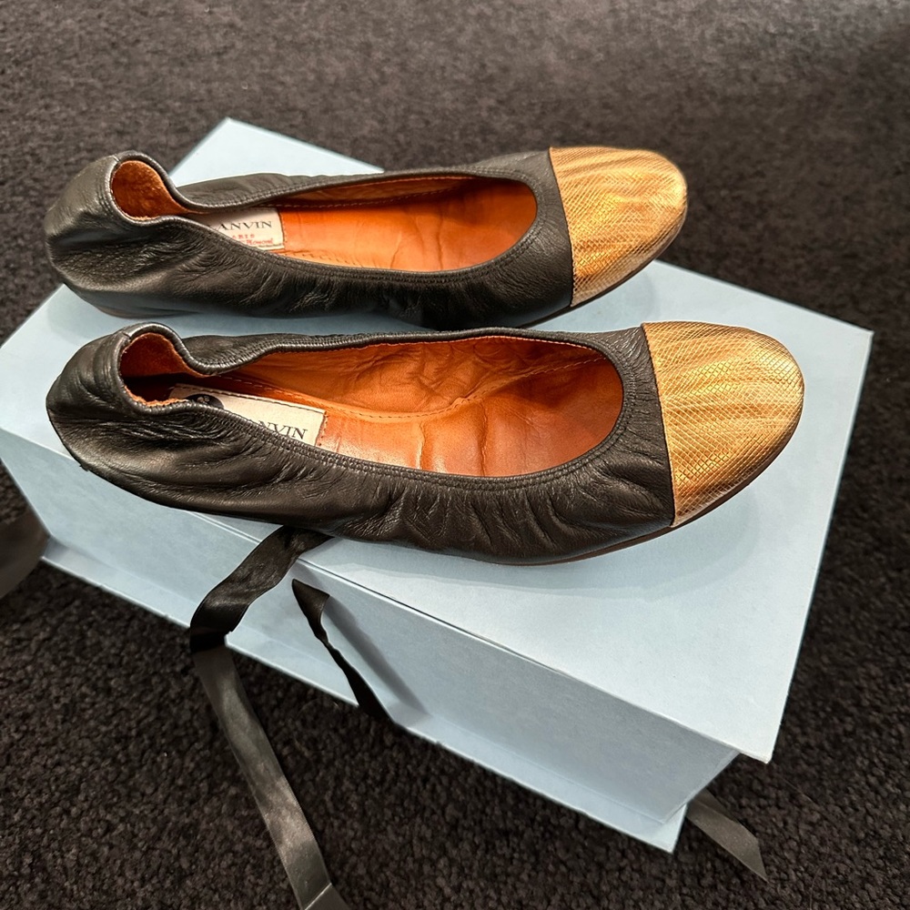 LANVIN PARIS black ballet flat with gold tip.